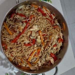 נודלס עוף וירקות ברוטב מתקתק